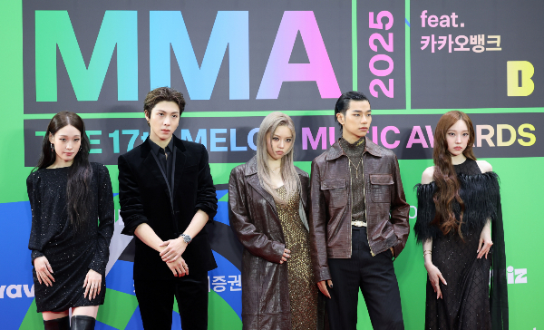 그룹 올데이프로젝트가 MMA(Melon Music Awards, 멜론뮤직어워드)에서 '올해의 신인상'을 수상했다. 사진은 그룹 올데이 프로젝트가 20일 오후 서울 구로구 고척스카이돔에서 열린 2025 멜론뮤직어워드(MMA2025) 레드카펫을 밟는 모습. /사진=뉴시스