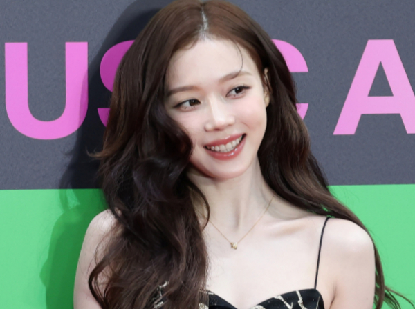 그룹 에스파가 '2025 MMA(Melon Music Awards·멜론뮤직어워드)'에서 '스테이지 오브 더 이어' 부문을 수상했다. 사진은 그룹 에스파 윈터가 20일 오후 서울 구로구 고척스카이돔에서 열린 2025 멜론뮤직어워드(MMA2025) 레드카펫을 밟는 모습. /사진=뉴시스