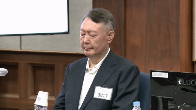 윤석열 전 대통령이 김건희 여사에 대한 각종 의혹을 수사하는 민중기 특별검사팀에 출석해 각종 의혹에 대한 조사를 받았다. 사진은 윤 전 대통령이 지난 9월26일 서울 서초구 서울중앙지방법원에서 열린 본인에 대한 '특수공무 집행 방해, 직권남용 권리행사 방해 혐의' 재판에 출석했던 모습. /사진=서울중앙지방법원 제공 영상 캡처(뉴시스)
