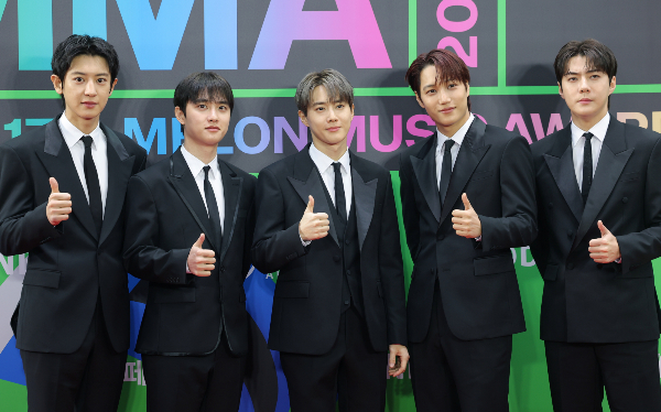 2년6개월 만의 컴백을 앞둔 그룹 엑소가 '2025 MMA' 무대에서 건재함을 증명했다. 사진은 그룹 엑소의 찬열(왼쪽부터)과 디오, 수호, 카이, 세훈이 20일 서울 구로구 고척스카이돔에서 열린 '2025 멜론뮤직어워드(MMA2025)' 레드카펫 행사에 참석해 포즈를 취하는 모습. /사진=뉴스1