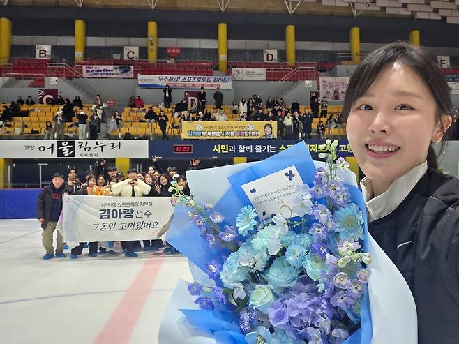 김아랑이 20일 경기 고양시 고양어울림누리 얼음마루에서 열린 은퇴식 후 팬들과 기념 사진을 찍고 있다. / 사진=브리온컴퍼니