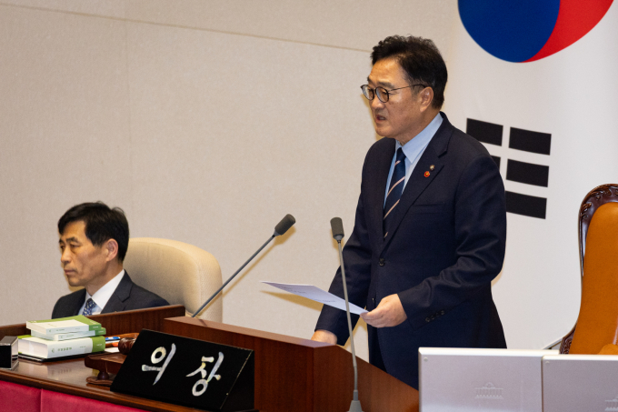 지난 14일 서울 여의도 국회에서 열린 제430회 국회(정기회) 제1차 본회의에서 경찰관 직무집행법 일부개정법률안이 재석 174인 중 찬성 174인으로 가결된 후 3박4일간의 무제한토론(필리버스터) 소회를 밝히고 있는 우원식 국회의장. /사진=뉴스1