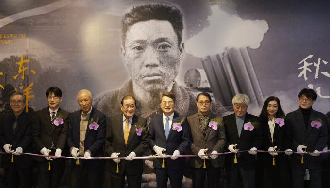 김동연 경기도지사가 지난 20일 경기도박물관 기증실에서 '동양지사, 안중근 - 통일이 독립이다'라는 주제로 열리는 특별전에서 주요 참석자들과 개막 테이프를 자르고 있다. /사진제공=경기도