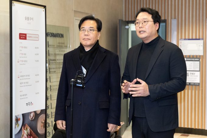 송언석 국민의힘 원내대표와 천하람 개혁신당 원내대표가 21일 서울 여의도의 한 식당에서 '통일교 특검법' 합의를 위한 오찬 회동을 마치고 브리핑하고 있다. / 사진=뉴스1 이승배 기자