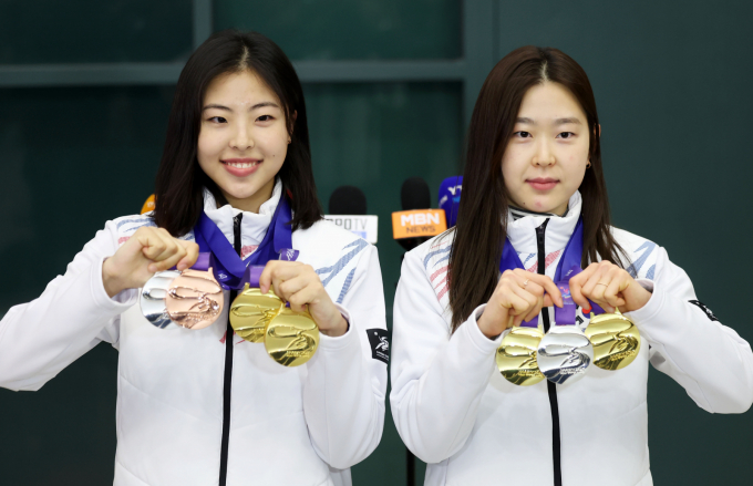 2025 하얼빈 동계아시안게임에 출전해 메달을 획득한 스피드스케이팅 이나현(금2·은1·동1, 왼쪽), 김민선(금2·은1)이 지난 2월12일 오후 인천국제공항 제1터미널을 통해 귀국해 메달을 들어보이고 있다. / 사진=뉴시스 홍효식 기자  