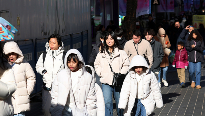 지난 21일 서울 명동에서 외국인 관광객들이 추운 날씨속에서 연말을 보내고 있다.  /사진=뉴스1