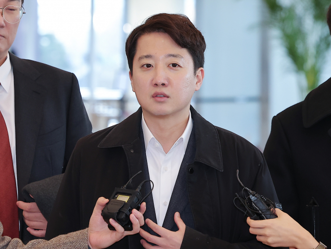 업무방해 혐의 피의자로 김건희 특검 조사에 출석한 이준석 개혁신당 대표가 9시간40분 만에 조사를 마치고 귀가했다. 사진은 이 대표가 지난 21일 서울 종로구 KT 광화문빌딩에 마련된 김건희 특검(특별검사 민중기) 사무실에 피의자 조사를 받기 위해 출석하며 입장을 밝힌 모습. /사진=뉴스1