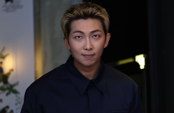 그룹 방탄소년단(BTS) 리더 RM이 소속사를 향한 복합적인 심정을 털어놨다. 사진은 지난 9월 서울 용산구 CGV용산아이파크몰에서 영화 '어쩔수가없다' VIP시사회에 참석한 그룹 방탄소년단 멤버 RM. /사진=뉴시스