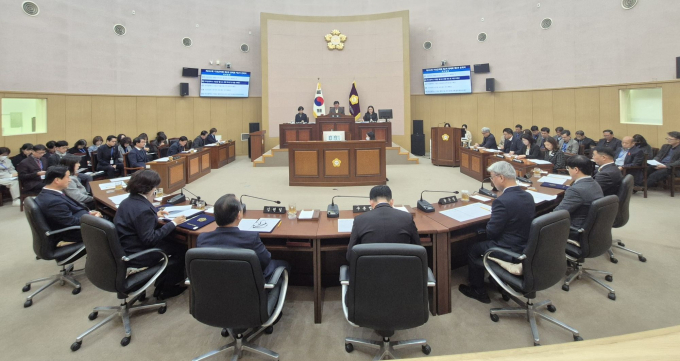 박홍복 군의장을 비롯한 군의원들이 제292회 정례회를 개최하고 있다./사진=기장군의회