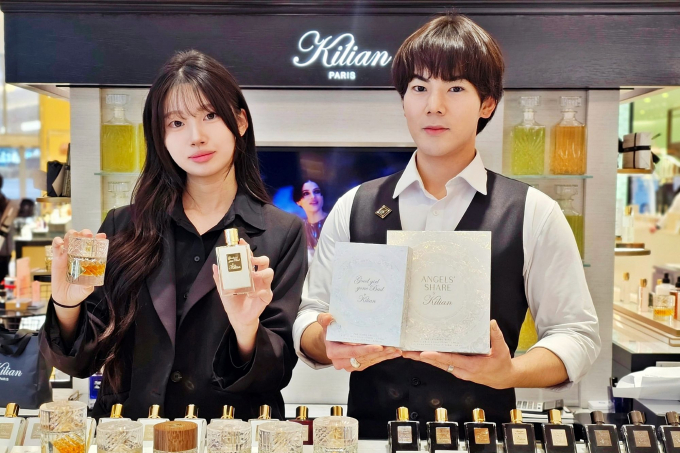 킬리안 파리의 관계자가 제품을 홍보하고 있다./사진=신세계센텀시티