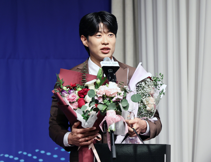 샌디에이고 파드리스로 이적한 송성문이 내야 유틸리티 플레이어로 활약할 가능성이 높다는 현지 매체의 의견이 나왔다. 사진은 지난 8일 서울 강남구 리베라호텔에서 열린 2025 뉴트리디데이 일구상 시상식에서 최고타자상을 수상한 뒤 소감을 밝히는 송성문. /사진=뉴스1