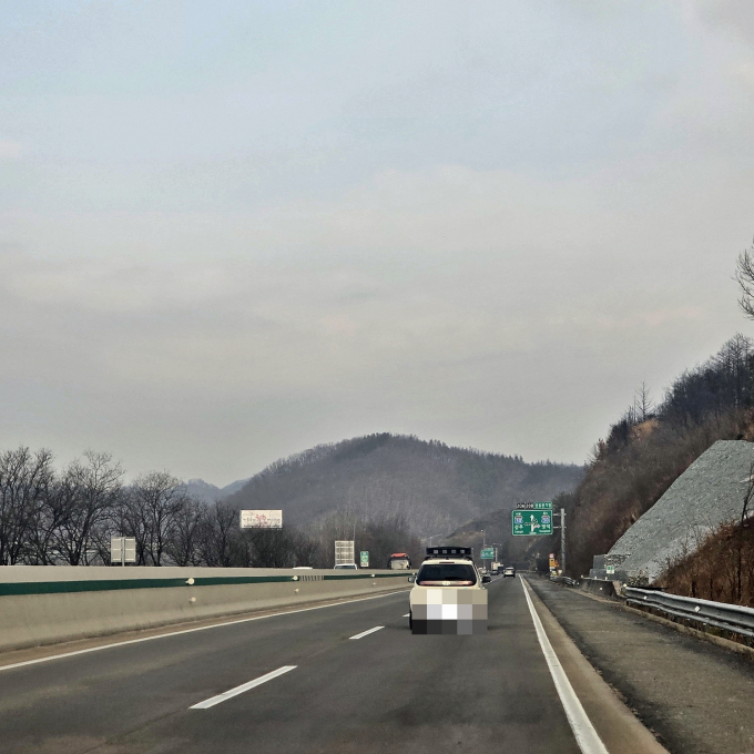 당시 A씨가 촬영한 음주운전 의심 차량. 하지만 경찰은 해당 차량이 음주운전이 아닌 피로에 따른 졸엄운전 차량으로 결론 짓고, 사건을 종결했다./사진제공=제보자 A씨 