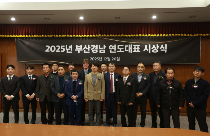 이종훈 마주 등 부산경남 경마 연도대표 수상자들이 기념촬영을 하고 있다.