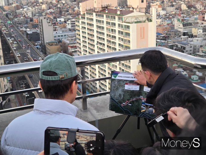  서울시는 강북횡단 지하도시고속도로 사업을 2030년 착공해 2035년 개통, 2037년 완공한다는 계획이다. 사진은 오세훈 서울시장이 22일 사업 현장을 시찰하는 모습. /사진=이화랑 기자  