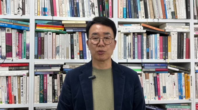 HLB 리보세라닙과 항서제약 캄렐리주맙 병용요법이 올해 미국 식품의약국(FDA) 허가를 받지 못했다. 사진은 지난 3월21일 리보세라닙·캄렐리주맙 FDA 승인 불발 소식을 알리는 진양곤 HLB 회장. /사진=HLB 공식 유튜브