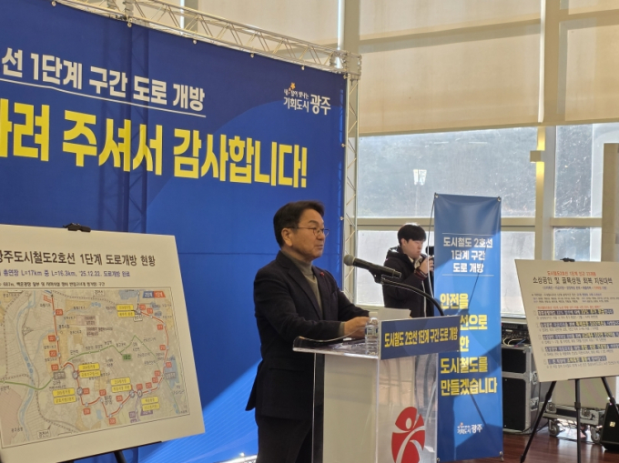 강기정 광주광역시장이 22일 오전 시청 시민홀에서 열린 ‘광주도시철도 2호선 1단계 구간 도로개방 현장 확인’ 행사에서 도시철도 2호선 1단계 구간 공사 인근 소상공인들의 상권 활성화를 위한 ‘소상공인 및 상권회복 종합지원대책’을 발표하고 있다.
