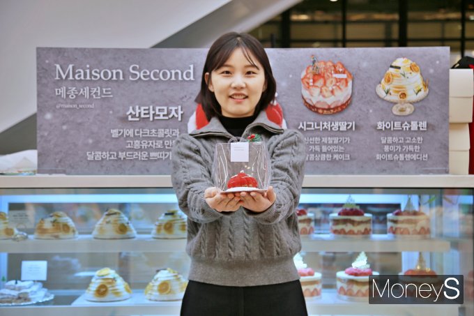 광주신세계 본관 지하 1층에 위치한 '메종세컨드' 팝업매장에서 직원이 산타모자 케이크를 선보이고 있다/사진=광주신세계 제공.