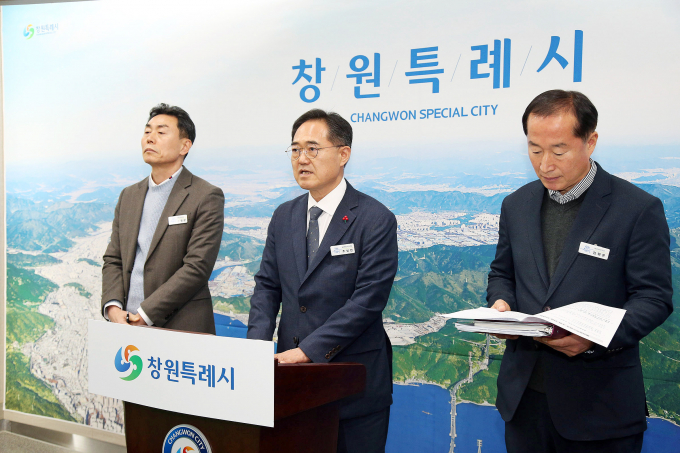 조성민 창원시 해양항만수산국장(사진 중앙) 등이 22일 시청에서 정례브리핑을 하고 있는 모습./사진=창원시