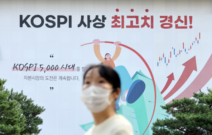 2026년에도 증시가 상승세를 이어갈 것이라는 전망이 나오는 가운데 코스피 5000 돌파에 대한 기대감도 나온다. 사진은 지난 10월24일 서울 여의도 한국거래소에 코스피 사상 최고치 경신 현수막이 걸려있는 모습. /사진=뉴스1 