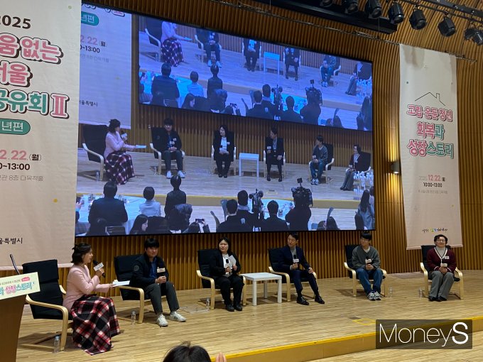서울시는 더 많은 고립·운둔 청년들을 사회로 이끌기 위해 정책을 세분화하고 권역을 늘릴 계획이다. 사진은 청년, 부모들과 대화하는 오세훈 서울시장(가운데). /사진=최성원 기자