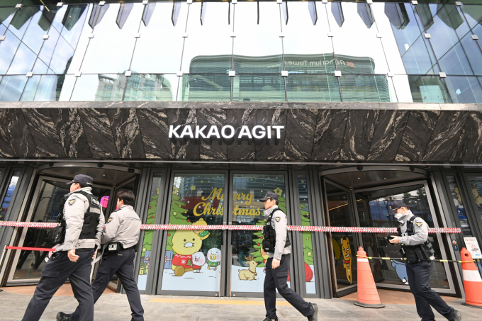 경기 성남시 분당구 카카오 판교아지트 건물 폭파 협박 신고가 접수된 12월 15일 경찰이 수색을 하고 있다. /사진=뉴시스