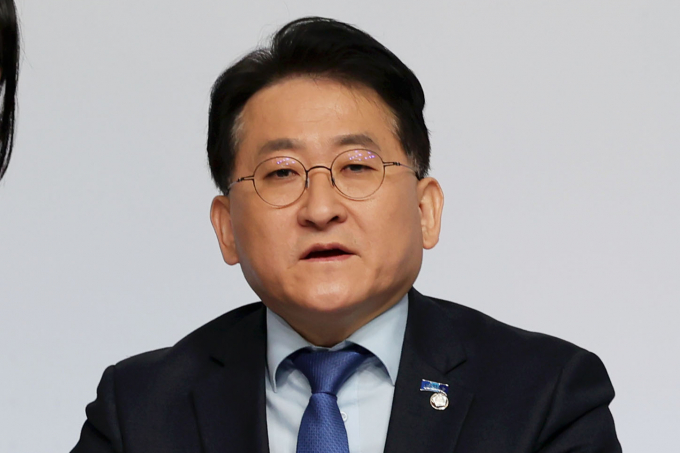 사진은 지난 11월25일 서울 마포구 MBC 상암 미디어센터에서 '부동산 시장,안정화 해법'과 'AI 발전과 초고령사회, 노동환경의 변화와 대응방안'을 주제로 열린 중앙선거방송토론위원회 2025년 제2차 정책토론회에 앞서 차규근 조국혁신당 의원이 토론 준비를 하고 있는 모습. /사진=뉴시스