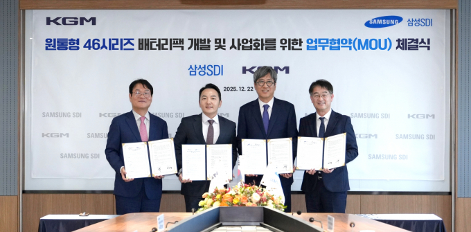 삼성SDI가 국내 완성차 업체 KG모빌리티(KGM)와 손잡고 차세대 전기차용 배터리팩 기술 개발에 나선다. 사진은 지난 20일 KG타워에서 열린 '차세대 전기차용 배터리팩 개발 및 사업화를 위한 업무협약 체결식'에서 최익규 삼성SDI 소형사업부장 부사장(왼쪽 세번째)과 곽정현 KGM 사업전략부문장 사장(왼쪽 두번째)이 모인 모습. /사진=삼성SDI 제공