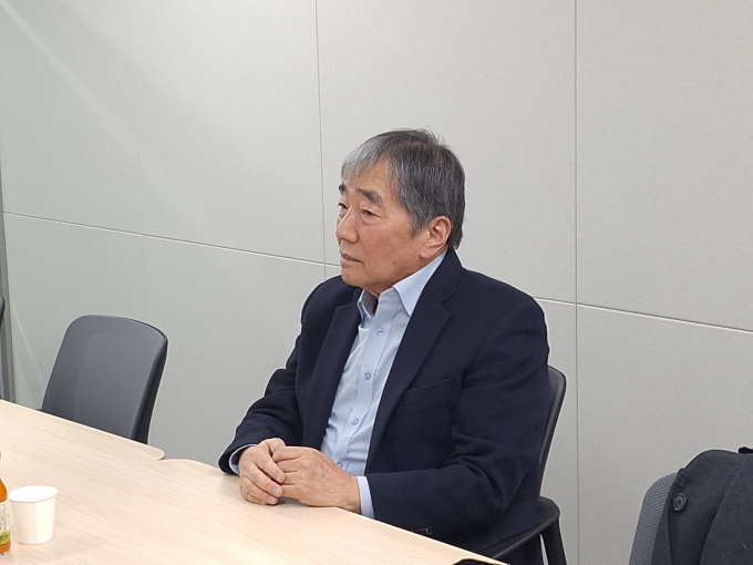 윤석헌 전 금융감독원장이 머니S와의 인터뷰에서 고환율 국면의 본질과 정부의 역할에 대해 의견을 밝히고 있다. /사진=시대