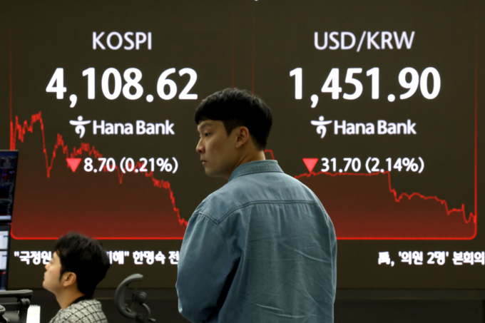 지난 24일 원/달러환율은 정부의 환율 대책과 당국의 구두 개입에 전일 대비 33.8원 급락한 1449.8원에 주간거래를 마쳤다./사진=뉴시스