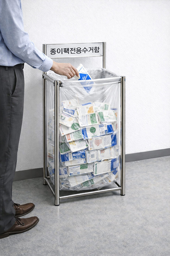 AI 생성 이미지로 제작한 성남시 종이팩 전용 수거함. /사진제공=성남시