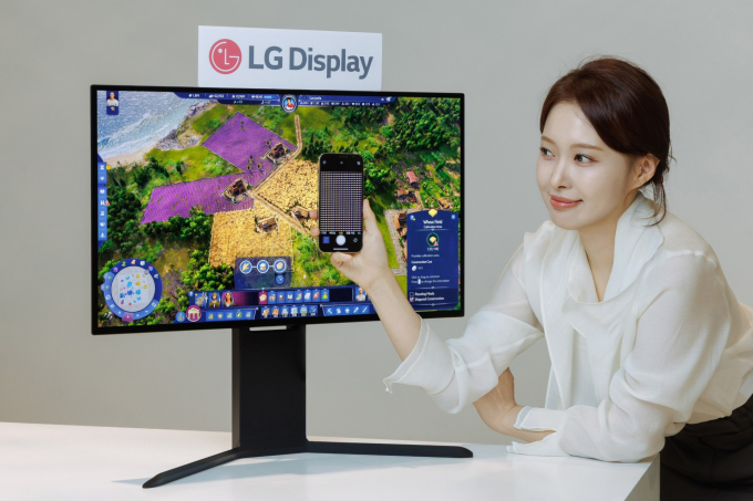 세계 최초 240Hz RGB 스트라이프 구조가 적용된 LG디스플레이 모니터용 OLED 패널. /사진=LG디스플레이  