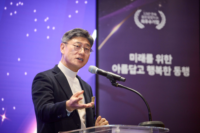 정재헌 SKT CEO가 22일 '2025 최우수 협력사 시상식'에서 축사를 하는 모습. /사진=SK텔레콤