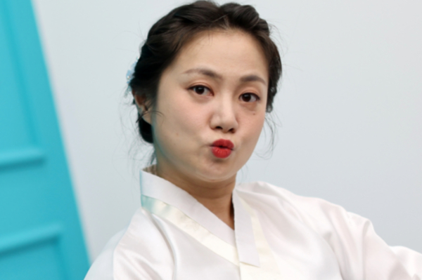 개그우먼 박나래가 전 매니저들을 공갈 미수 혐의로 고소한 사건에 대해 고소인 조사를 받았다. 사진은 박나래가 지난 1월25일 인터뷰에 앞서 한복을 곱게 차려입고 새해 인사를 전하고 있는 모습. /사진=뉴스1