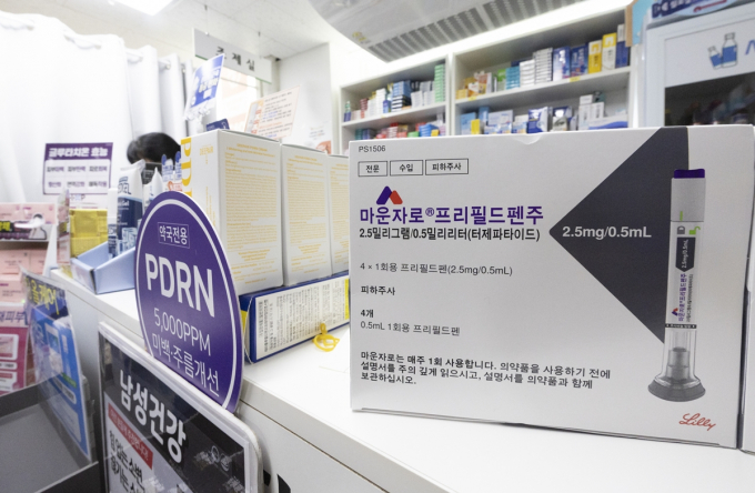 마운자로 출시로 국내 비만 치료제 열풍이 이어졌다. 사진은 서울 소재 약국에 놓여진 마운자로. /사진=뉴시스
