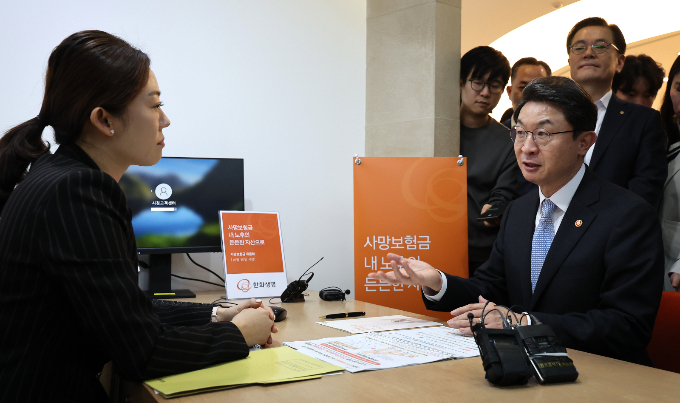 금융당국이 현재 5개 생명보험사에서 운영하고 있는 사망보험금 유동화 상품을 전 생보사로 확대 시행한다. 사진은 이억원 금융위원장(오른쪽)이 지난 10월 오후 서울 중구 한화생명 시청 고객센터에서 사망보험금 유동화 상품을 가입하는 모습. /사진=뉴스1