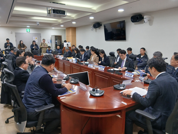 23일 서울 여의도 국회의원회관 제5간담회의실서 열린 '노란봉투법 후속조치 입법예고안 심포지엄'서 토론하고 있는 참가자들. /사진=지선우 기자