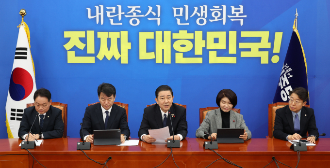 김병기 더불어민주당 원내대표가 통일교 특검을 즉시 추진하겠다고 말했다. 사진은 김 원내대표(가운데)가 23일 서울 여의도 국회에서 열린 원내대책회의에서 발언한 모습. /사진=뉴시스
