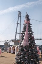 여주 남한강 출렁다리 광장에서 운영 중인 크리스마스 마켓 '핑크 홀리데이 여주'모습. /사진제공=여주시