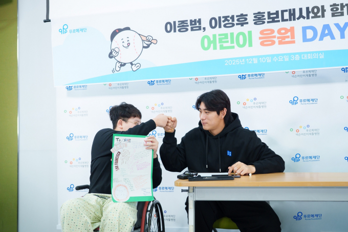 이정후가 크리스마스를 앞두고 7년째 이어온 기부를 이어갔다. 사진은 푸르메재단 넥슨어린이병원을 찾은 이정후. /사진=푸르메재단 제공