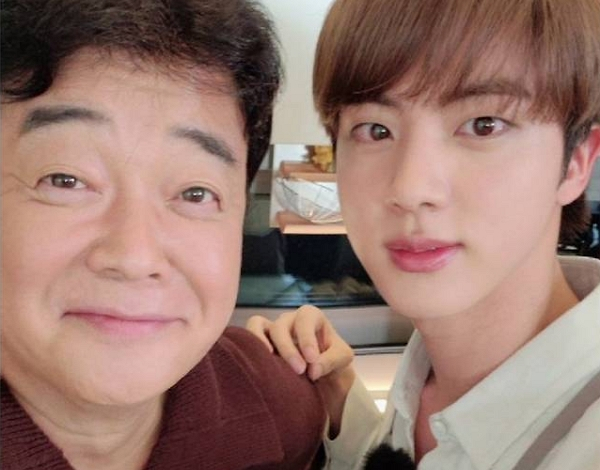 주류 브랜드 아이긴을 유통하는 주류 유통사 '백술도가'가 원산지 표시법 위반 의혹에 대해 무혐의 처분 받았다. 사진은 백종원 더본코리아 대표와 방탄소년단 진의 모습. /사진=엑스(X·옛 트위터) 방탄소년단 캡처