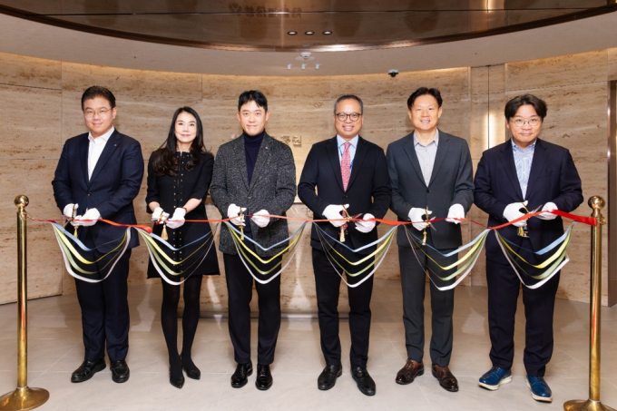 사진은 오픈 세리머니를 하는 김봉균 Retail전략본부장(왼쪽부터), 최은정 W Prestige 강남 부센터장, 박세진 W Prestige 강남 센터장, 뤄즈펑 대표이사, 신남석 Retail사업부문대표, 권동훈 본부장. /사진=유안타증권 