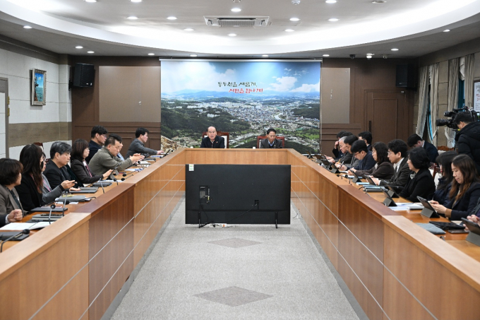 박형덕 경기 동두천시장이 23일 시청 상황실에서 시장과 간부 공무원 등 50여 명이 참석한 가운데 '동두천시 중장기발전종합계획 수립 용역' 최종보고회를 열고 있다. /사진제공=동두천시 