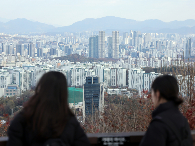 은행권이 육아휴직으로 일시적 상환부담이 커진 차주의 경제적 부담을 완화하고, 저출생 문제 해소에 기여하고자 육아휴직자 대상 주택담보대출(주담대) 원금상환유예 제도를 시행한다. 사진은 남산에서 바라본 서울시내 아파트 및 주택 단지./사진=뉴스1