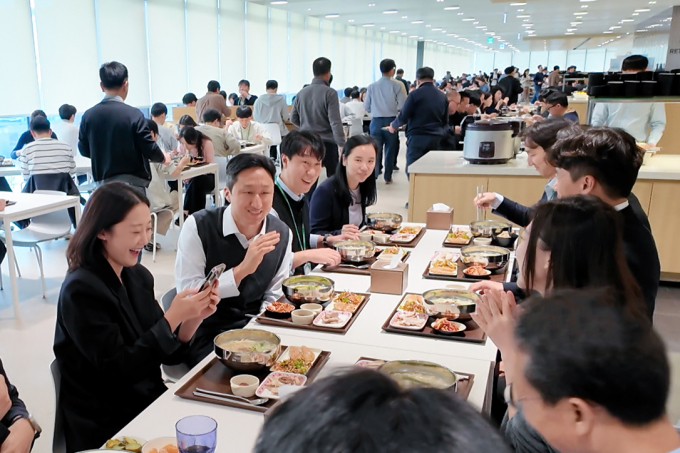 지난 10월 정기선 HD현대 회장이 경기도 성남 HD현대 글로벌R&D센터 구내식당에서 임직원들과 점심을 함께하는 모습. /사진=HD현대