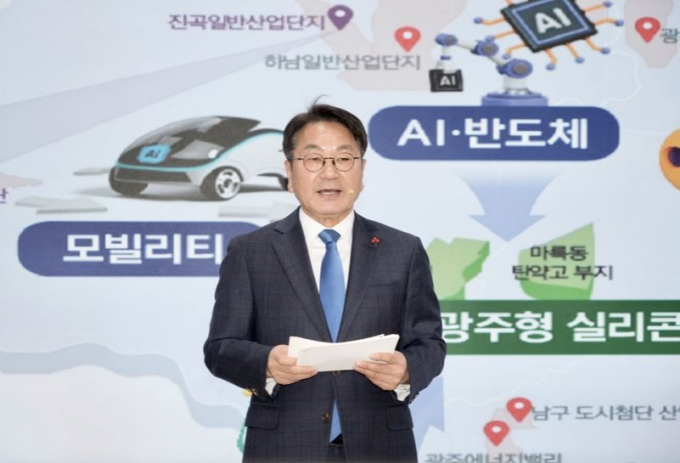 강기정 광주시장은 23일 시청 중회의실에서 송신년 기자회견을 열고, 민주주의를 지키고 해묵은 난제를 해결해 온 광주가 2026년을 '부강한 광주' 원년으로 나아갈 것임을 선포하고 있다./사진=광주시