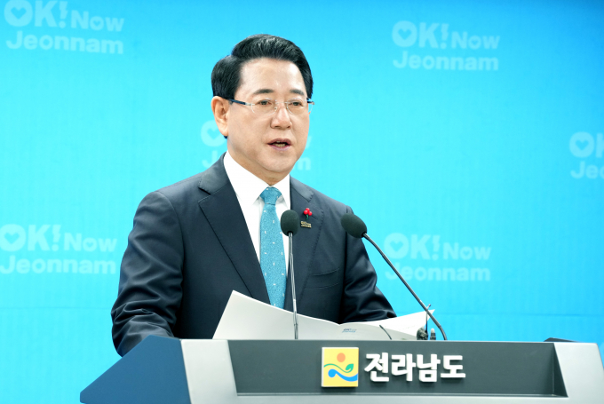 김영록 전남지사가 23일 도청 브리핑룸에서 송년 기자회견을 갖고 있다./사진제공=전남도