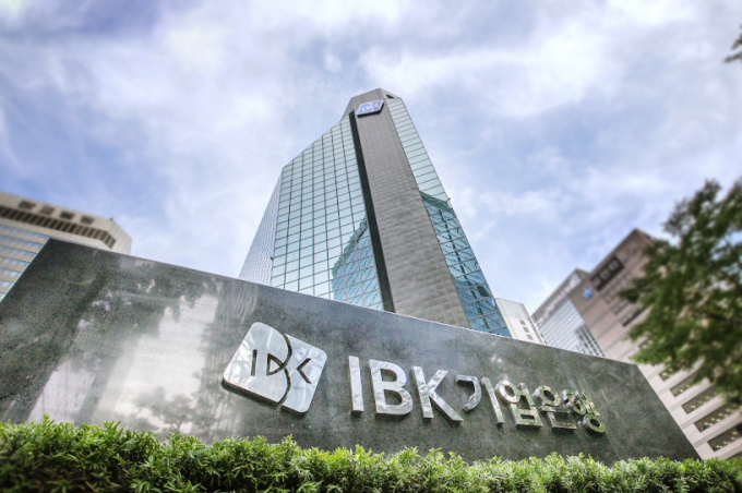 IBK기업은행이 중소기업 근로자 가족에게 치료비를 지원한다고 23일 밝혔다./사진=IBK기업은행  