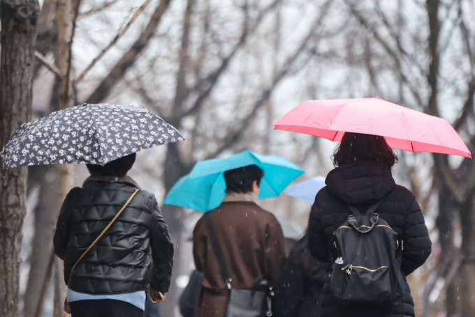 24일 오전까지 전국적으로 비가 내릴 것으로 예측된다. 사진은 지난해 1월 서울의 모습. /사진=뉴스1