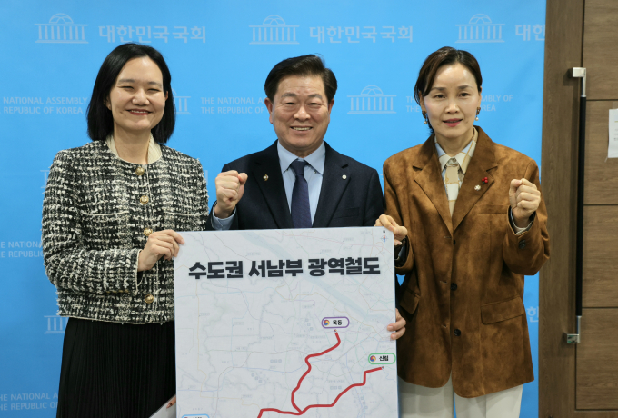 김남희 국회의원(광명 을), 박승원 광명시장, 임오경 국회의원(광명 갑)(사진 왼쪽부터)이 23일 오후 국회에서 열린 ‘수도권 서남부 광역철도(가칭) 추진 기자회견'에 참석해 사진 촬영을 하고 있다. /사진제공=광명시