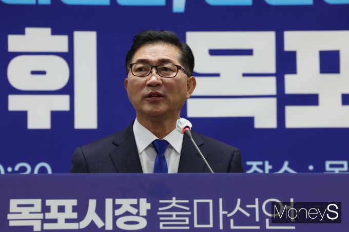 강성휘 더불어민주당 정책위 부의장은 23일 목포시의회 시민방에서 목포시장 출마를 선언하고 있다./사진=홍기철기자
